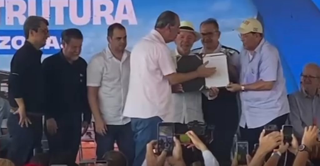 Cerimônia de assinatura das obras da BR-319 em Manaus com Lula, Omar Aziz e Roberto Cidade