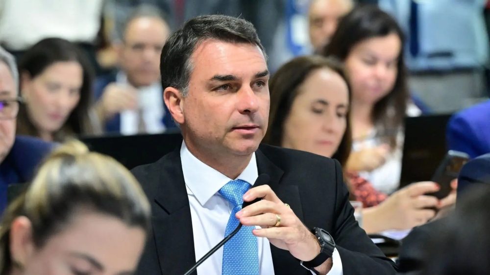 Imagem da pesquisa sobre flávio bolsonaro realizada pela atlasintel