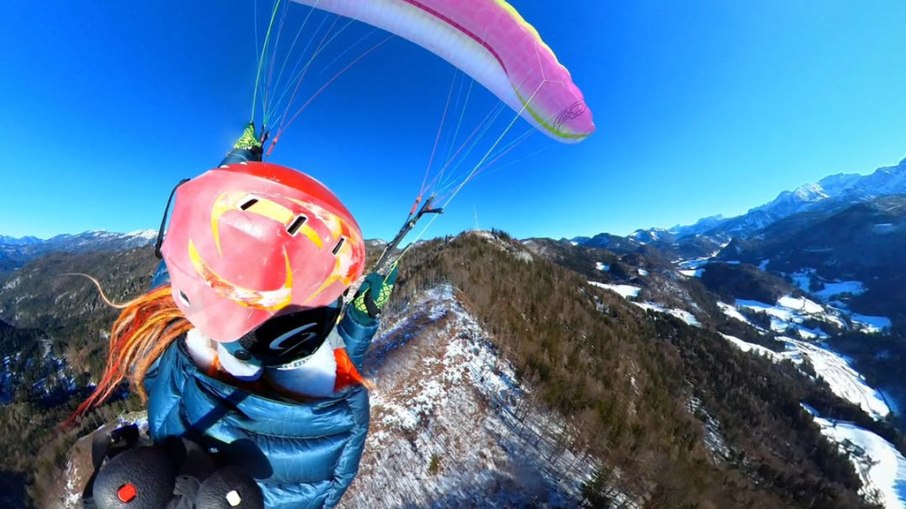 Mulher sobrevive a acidente com parapente após colisão com avião Cessna na Áustria