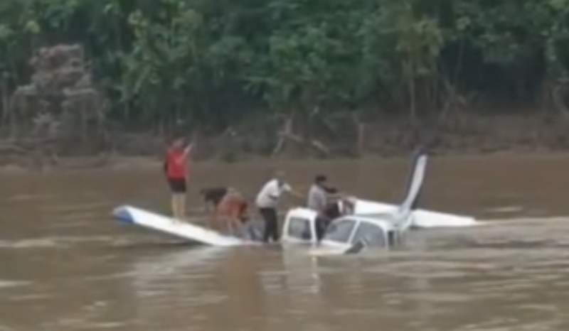 Avião de pequeno porte acidentado no Rio Tarauacá