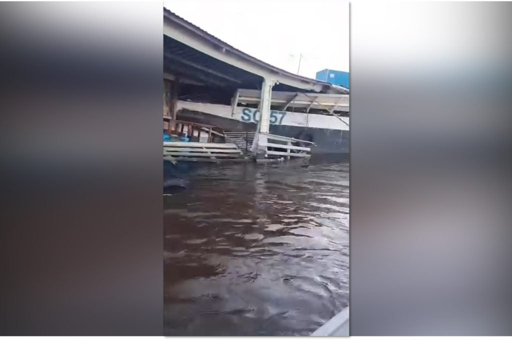 Balsa danificada após colisão com flutuante no Rio Amazonas