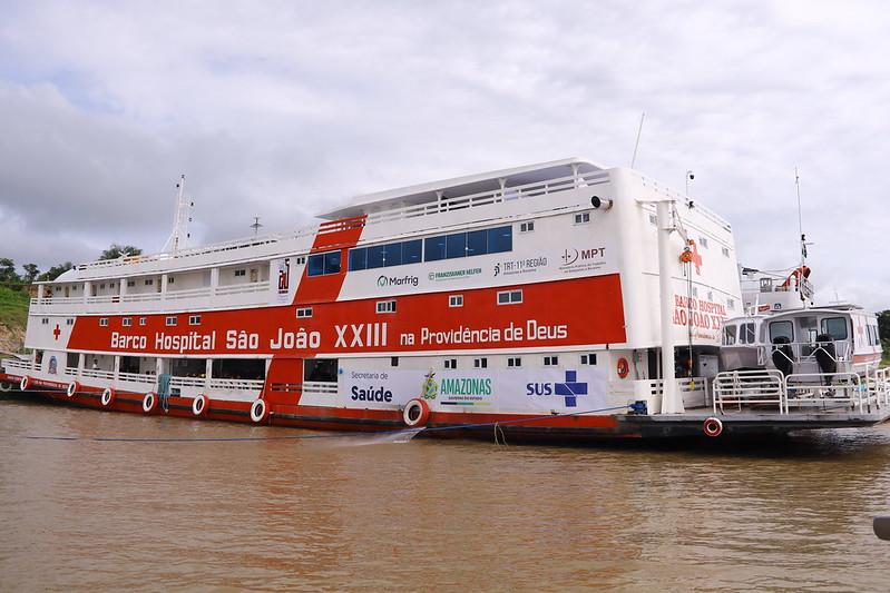 Barco Hospital São João XXIII em expedição no Amazonas