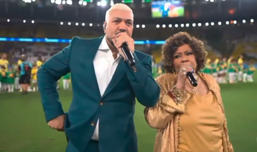 Cantores Alcione e Belo durante apresentação do Hino Nacional no Estádio do Maracanã