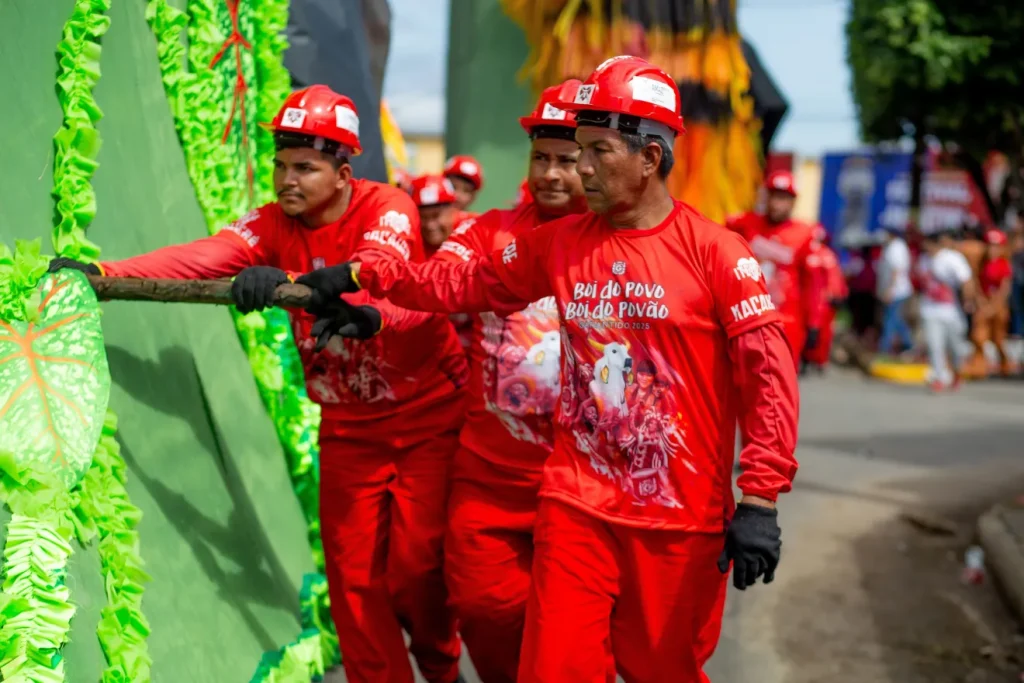 Alegorias do Boi Garantido sendo transportadas pelas ruas de Parintins para o Bumbódromo