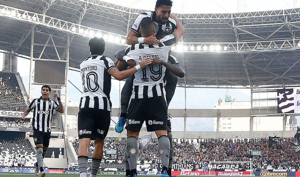 Arthur Cabral comemora hat-trick na vitória do Botafogo sobre o Corinthians