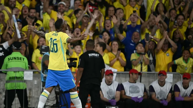 Jogadores da seleção brasileira comemoram gol durante amistoso contra o Panamá no Maracanã lotado.
