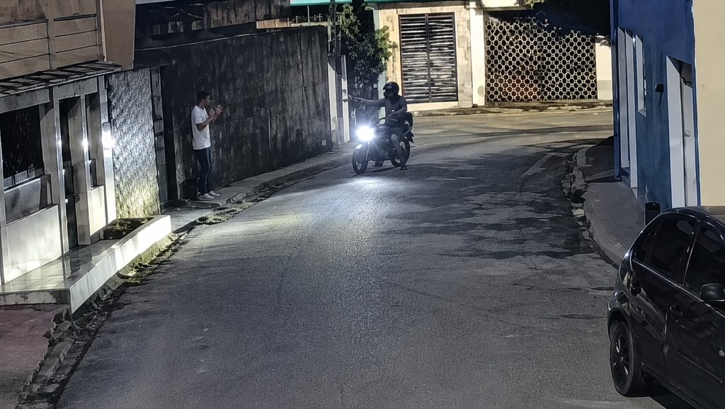 Câmera de vigilância captura assalto a pedestre no bairro Petrópolis em Manaus