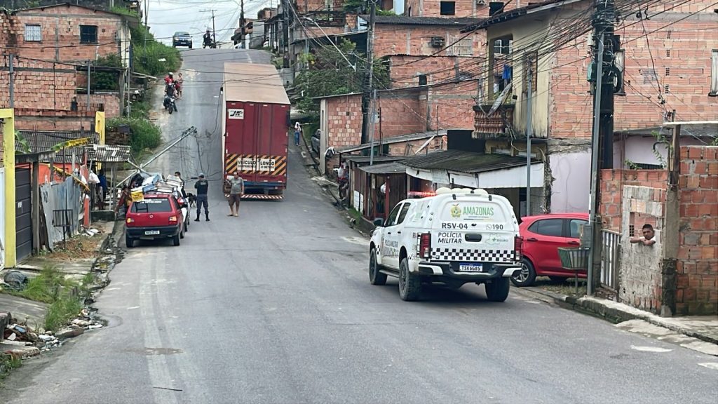 Caminhão derrubando poste na avenida preciosa em manaus