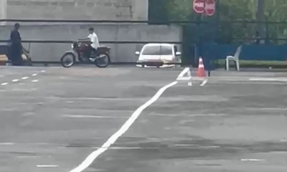 homem tentando fugir com motocicleta irregular no detran am