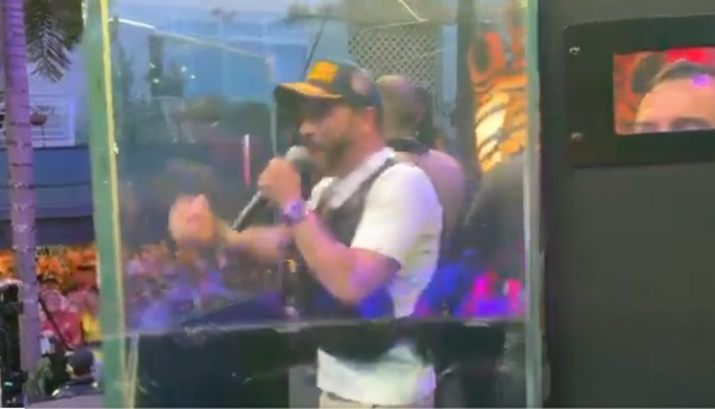 Candidato colombiano abelardo de la espriella discursando protegido por vidro blindado