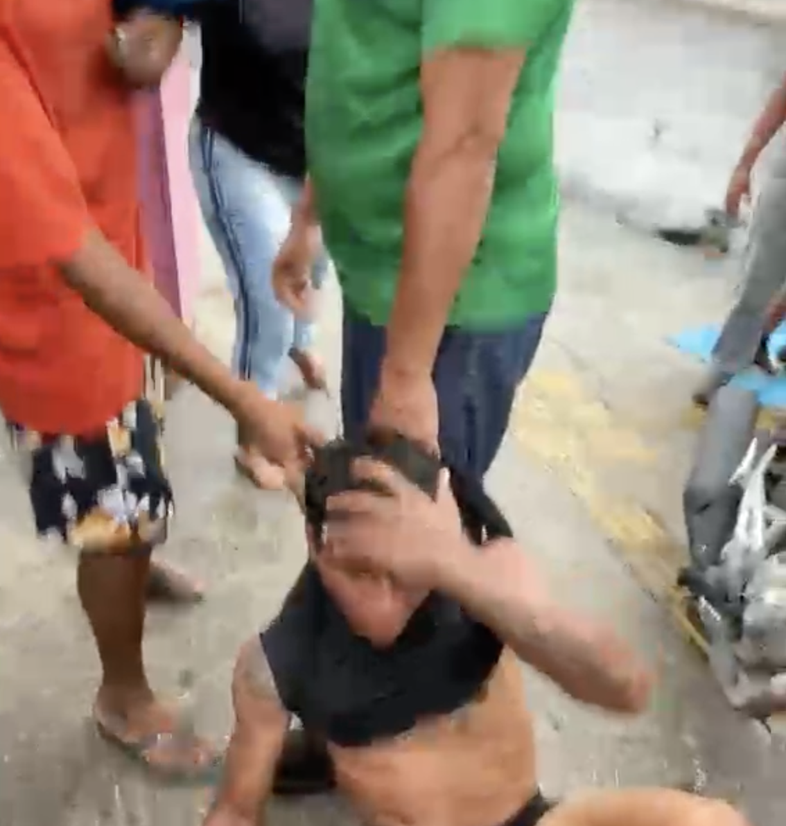 homem agredido por populares após tentativa de roubo de celular na zona sul de manaus