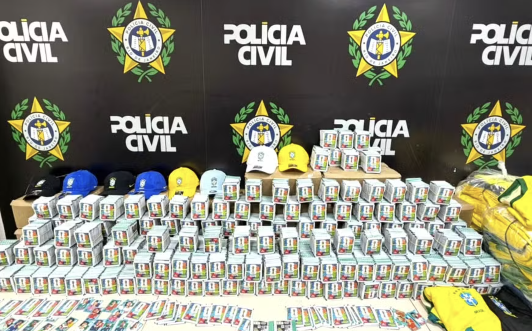 figurinhas falsificadas do álbum da Copa do Mundo de 2026 em operação da Polícia Civil