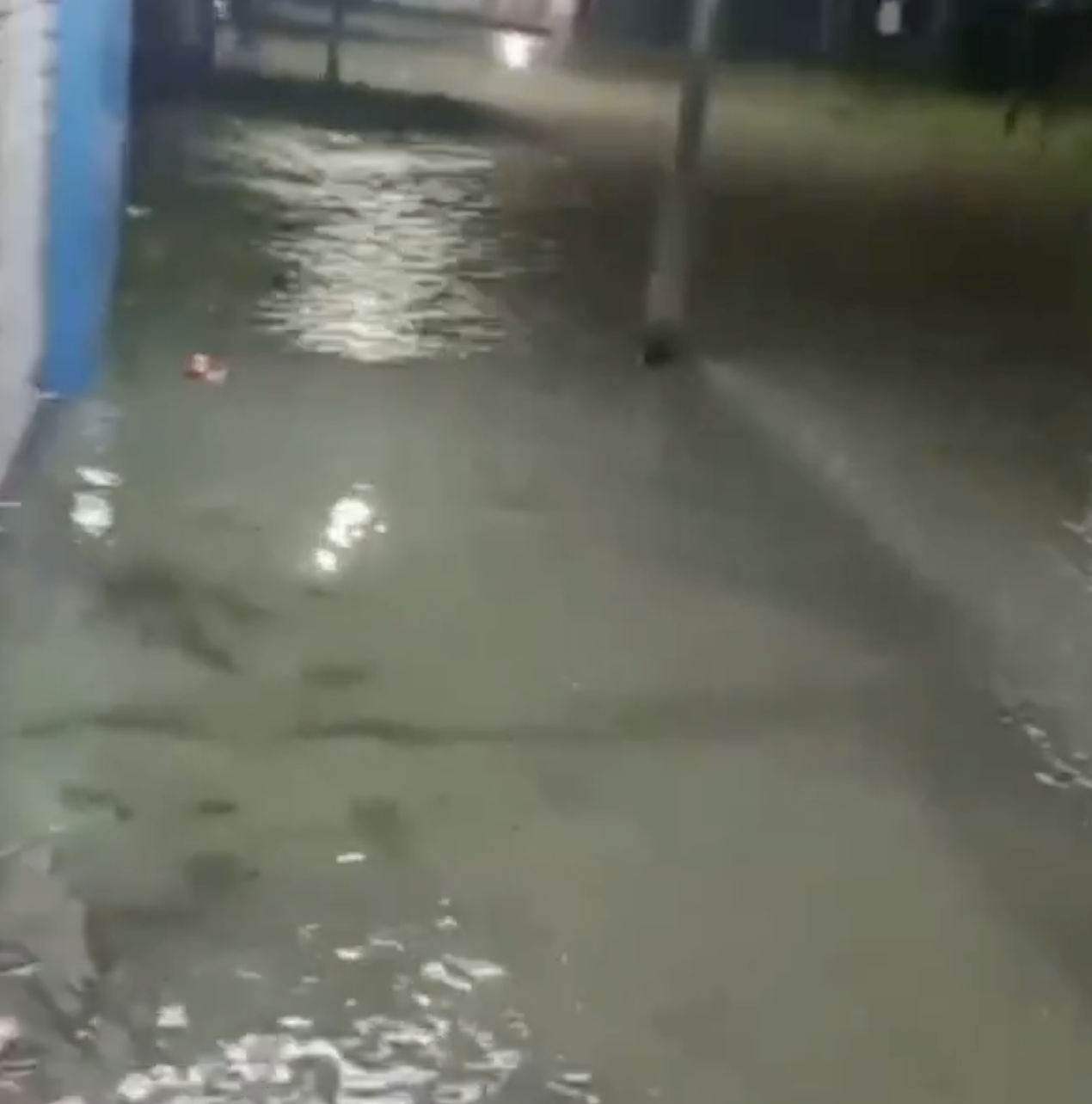 Rua alagada no Residencial Vila Cristina em Parintins devido às fortes chuvas no Amazonas