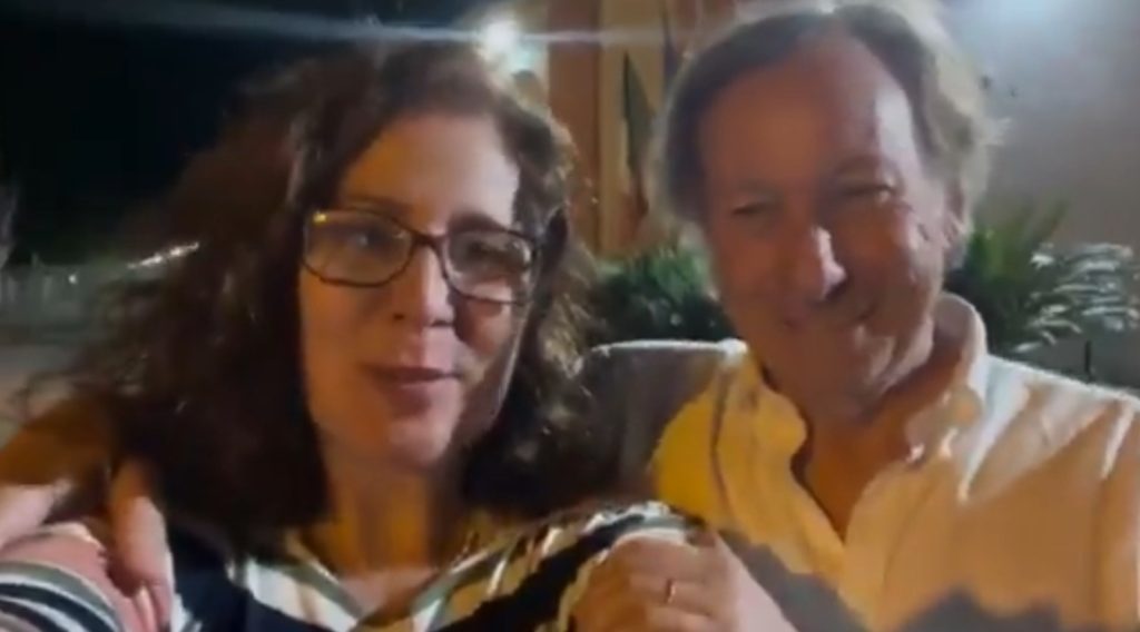 carla zambelli celebra saída da prisão após decisão da justiça italiana