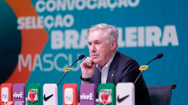 Carlo Ancelotti no Museu do Amanhã convocando jogadores para a Seleção Brasileira