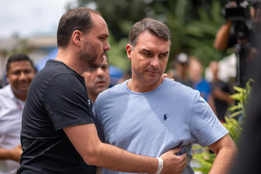Carlos e Flávio Bolsonaro em evento político em Florianópolis