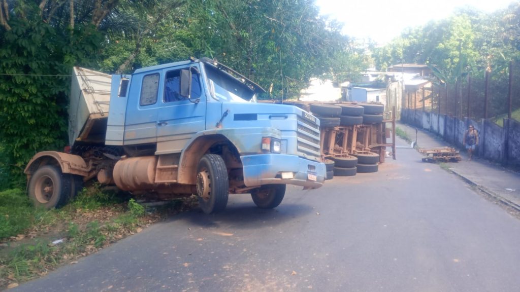 Carreta tombada na ladeira da Ulbra em Japiim II, Manaus, com produtos de limpeza espalhados pela pista.