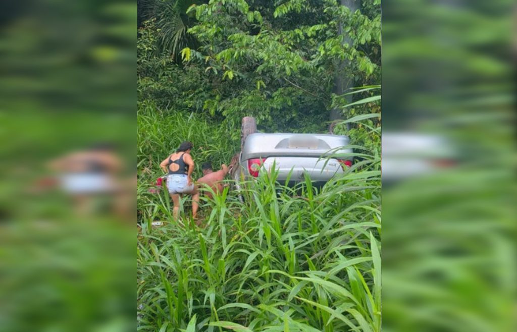 Carro capotado na BR-174 após acidente causado por buraco na pista