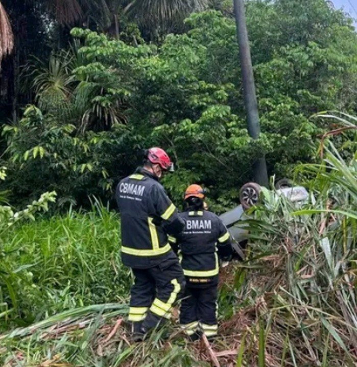 Carro capotado na BR-174 após acidente causado por buraco na pista