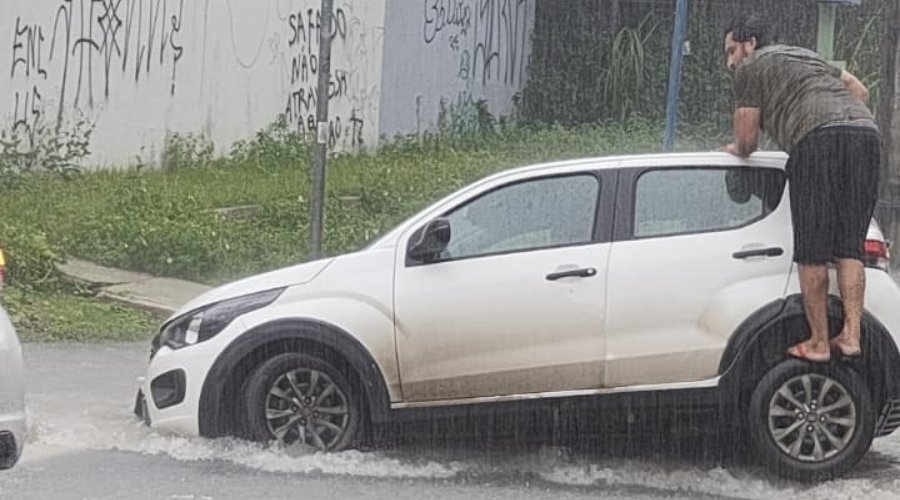 Carro que caiu em buraco devido ao alagamento em Manaus