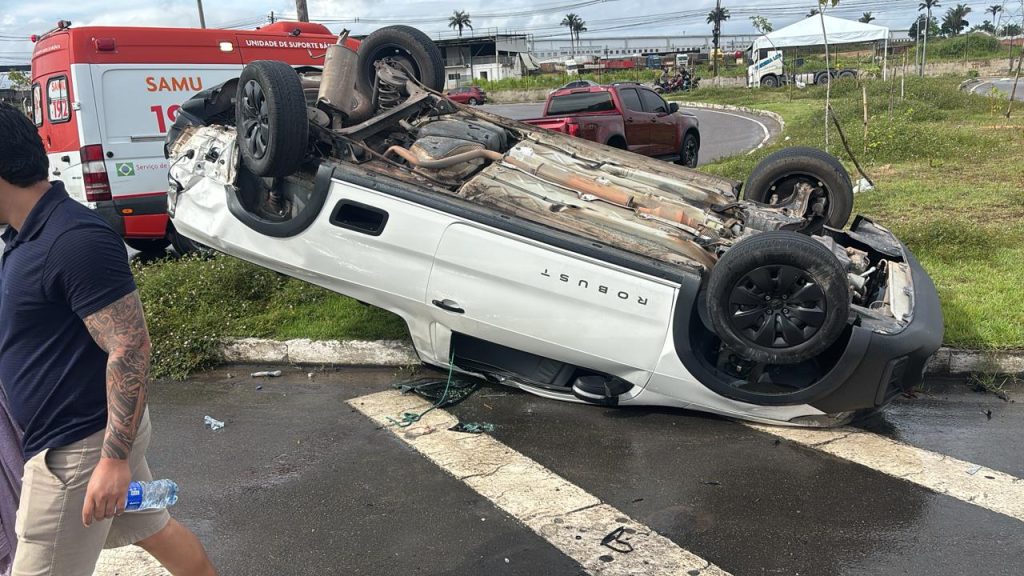 Carro capotado após acidente na Avenida do Turismo em Manaus