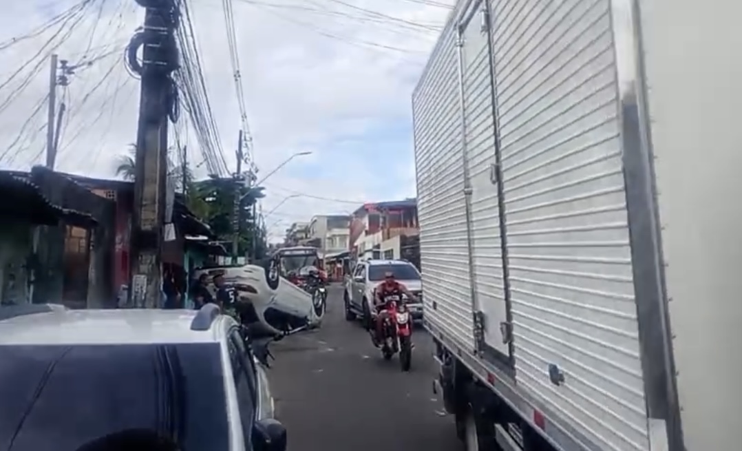 colisão de carros na rua ibicaré no bairro mutirão em manaus