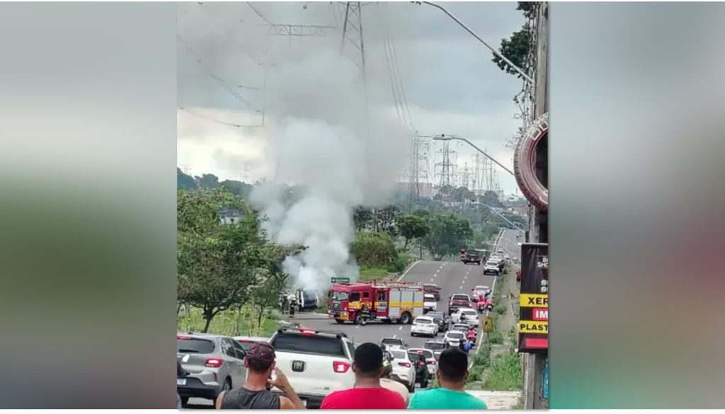 Fiat Fiorino incendiado após colisão em Manaus