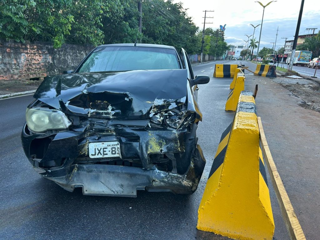 Motorista colidiu com dente de dragão na Avenida Coronel Teixeira em Manaus