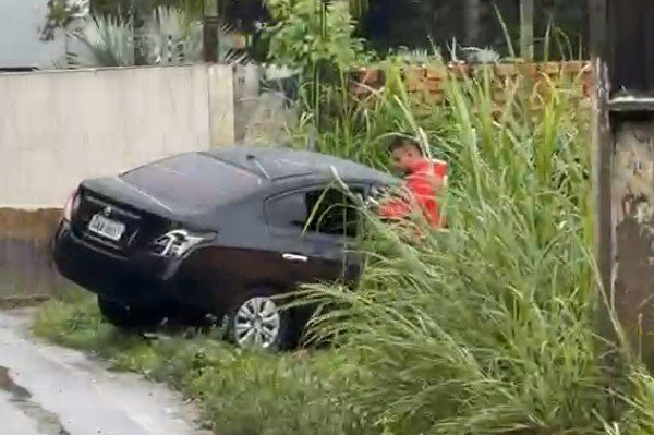 Carro colidido contra muro na avenida Efigênio Salles em Manaus