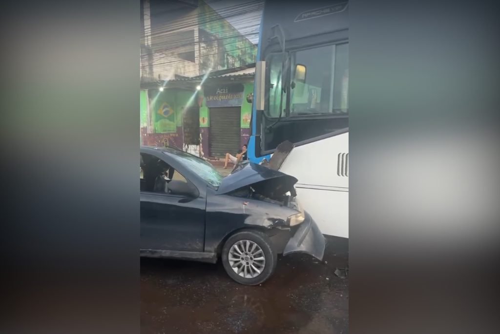 Carro colidiu com ônibus no bairro Novo Israel em Manaus