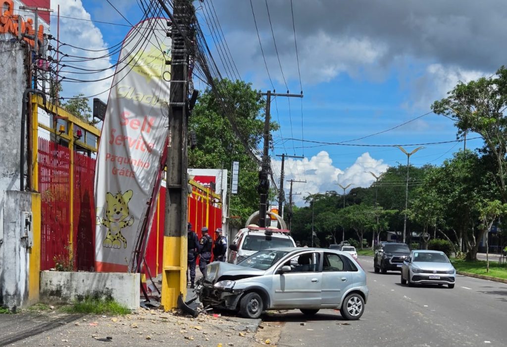 Carro destruído após colidir com a fachada da sorveteria Glacial em Manaus