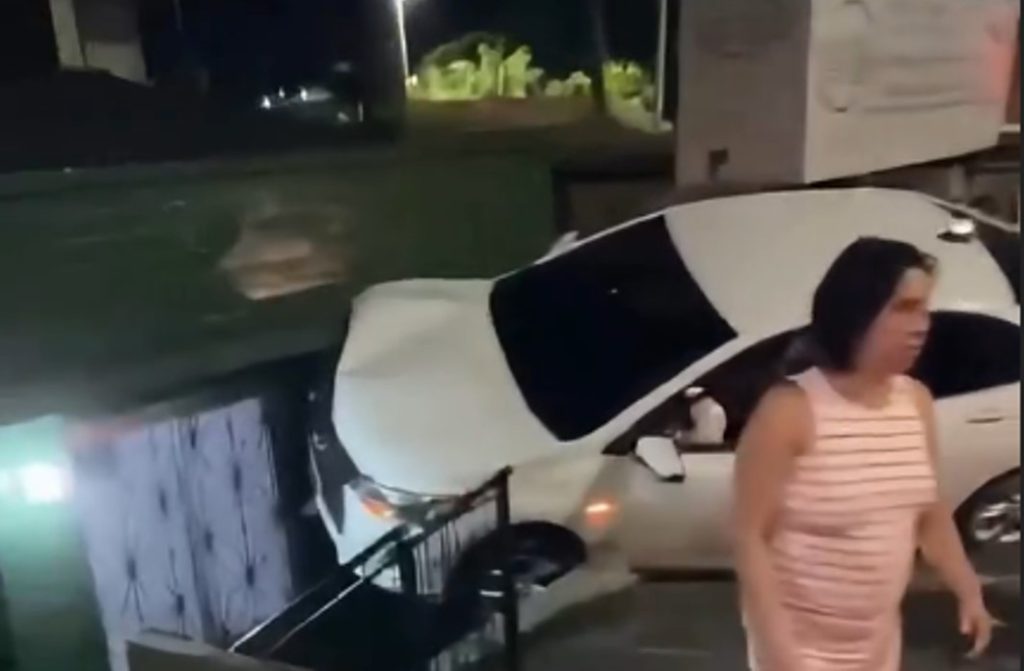 Carro colidiu com residência na Avenida Tefé em Manaus
