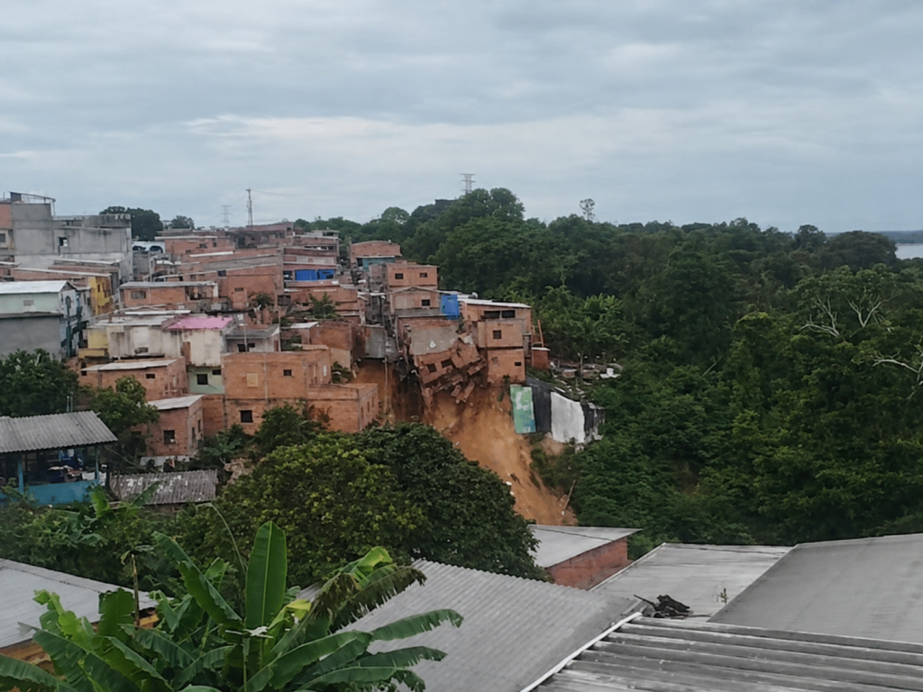 casa desabando no bairro mauazinho em manaus