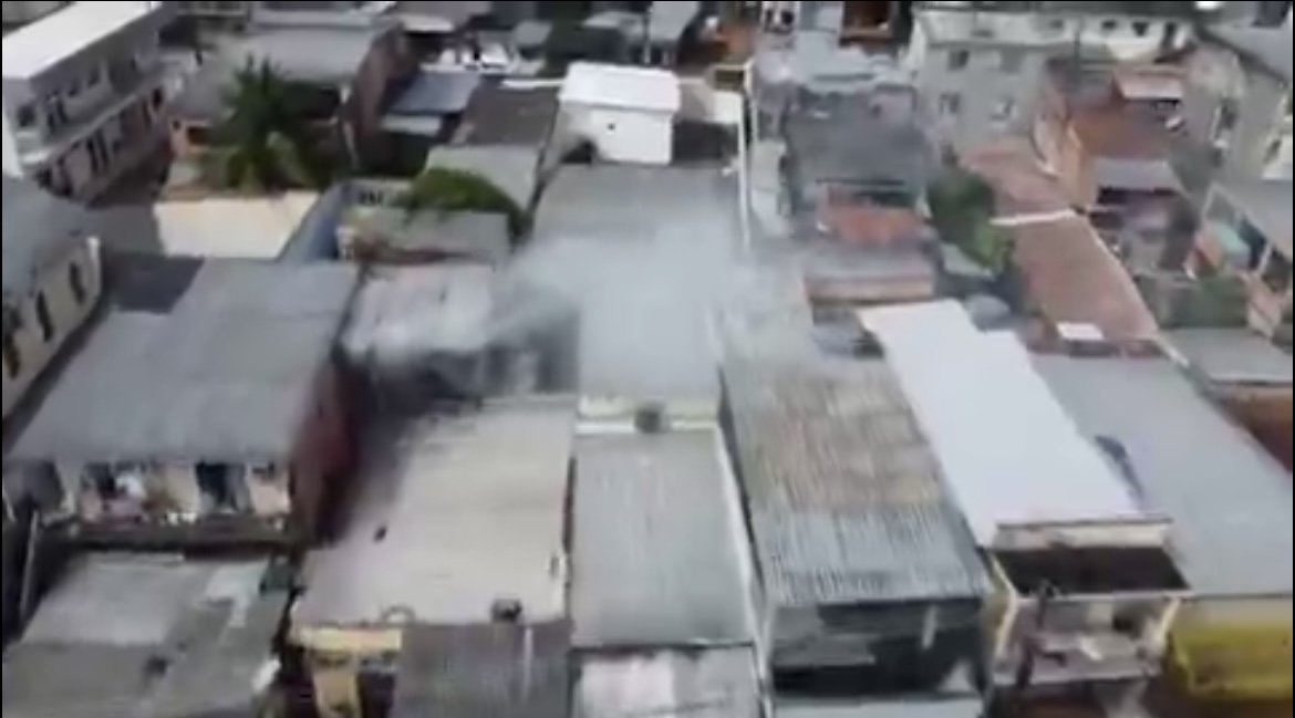 Incêndio em casa no bairro Coroado, Manaus, com fumaça e bombeiros atuando