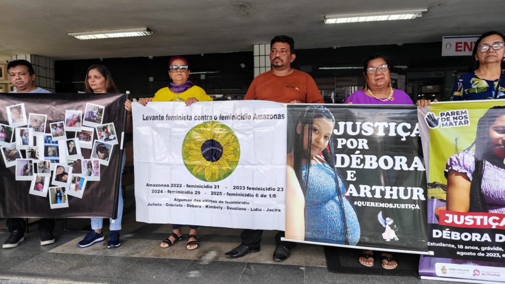 Família de Débora durante o julgamento de Gil Romero em Manaus