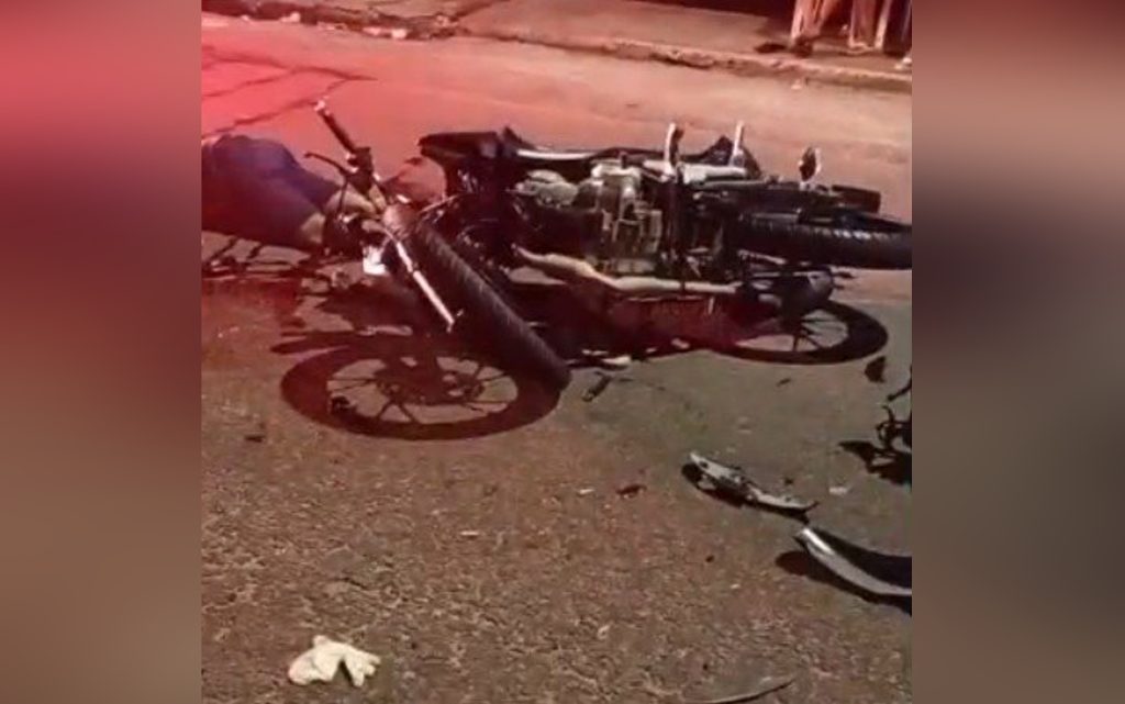 Local de acidente com colisão frontal entre duas motocicletas no bairro Novo Israel em Manaus