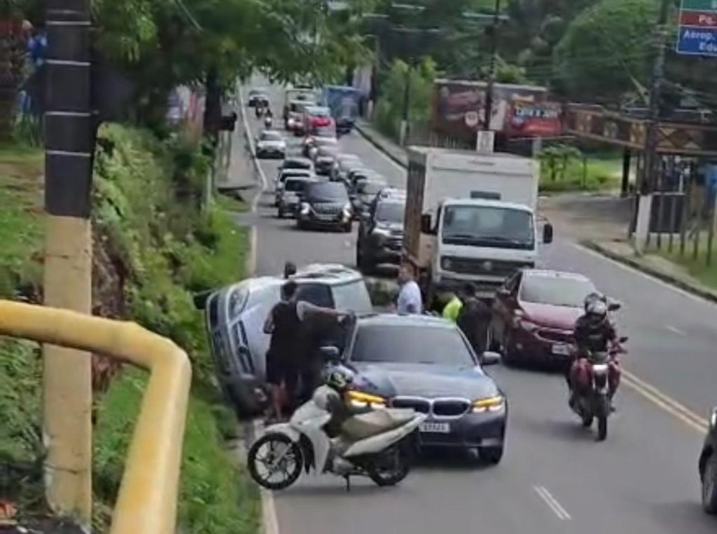Carro modelo Prisma em um barranco após acidente em Manaus