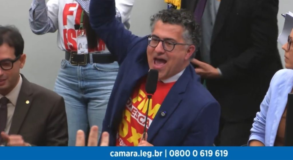 imagem da comissão da câmara dos deputados aprovando a pec da jornada de trabalho