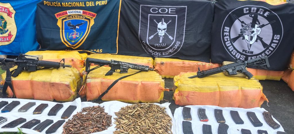 Apreensão de drogas e armamento no Rio Solimões durante operação policial