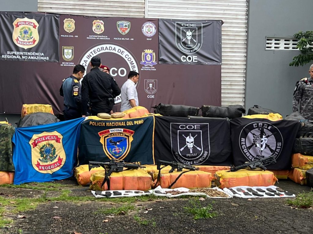 Apreensão de drogas e armamento no Rio Solimões durante operação policial