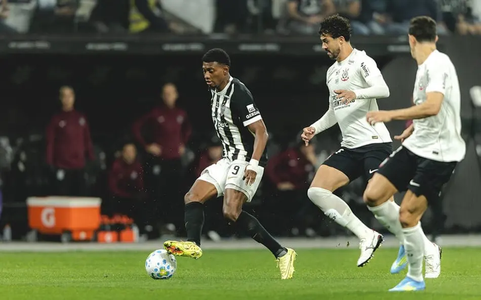 jogadores do corinthians comemorando gol contra o atletico mg