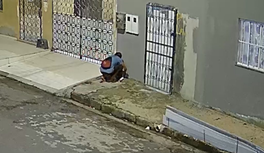 Homem furtando hidrômetro na comunidade da Sharp em Manaus