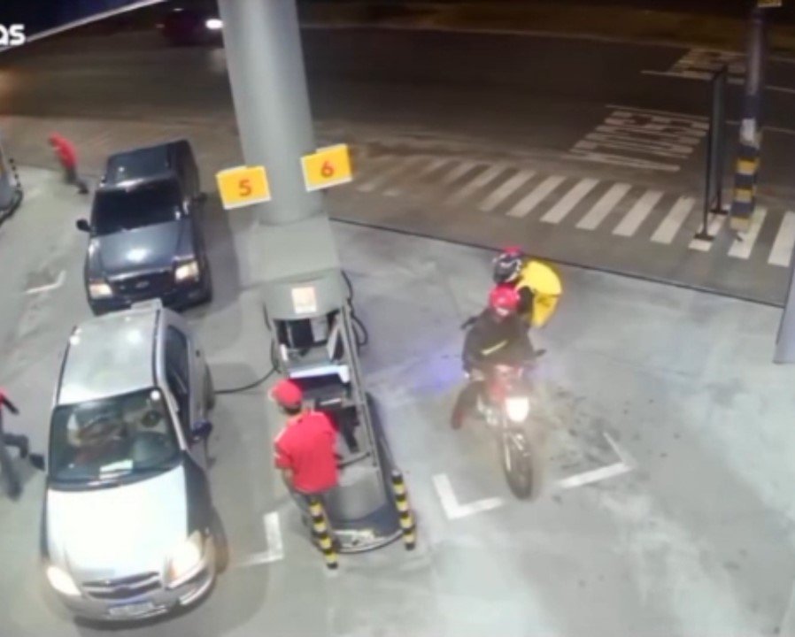 Imagem de câmeras de segurança mostrando tentativa de assalto por criminosos disfarçados