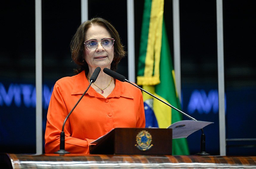 senadora damares alves discursando no plenário sobre a sanção da lei 15413/2026