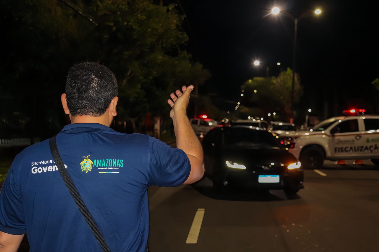Motociclista em Manaus flagrado sem capacete e moto sem placa durante operação do Detran-AM