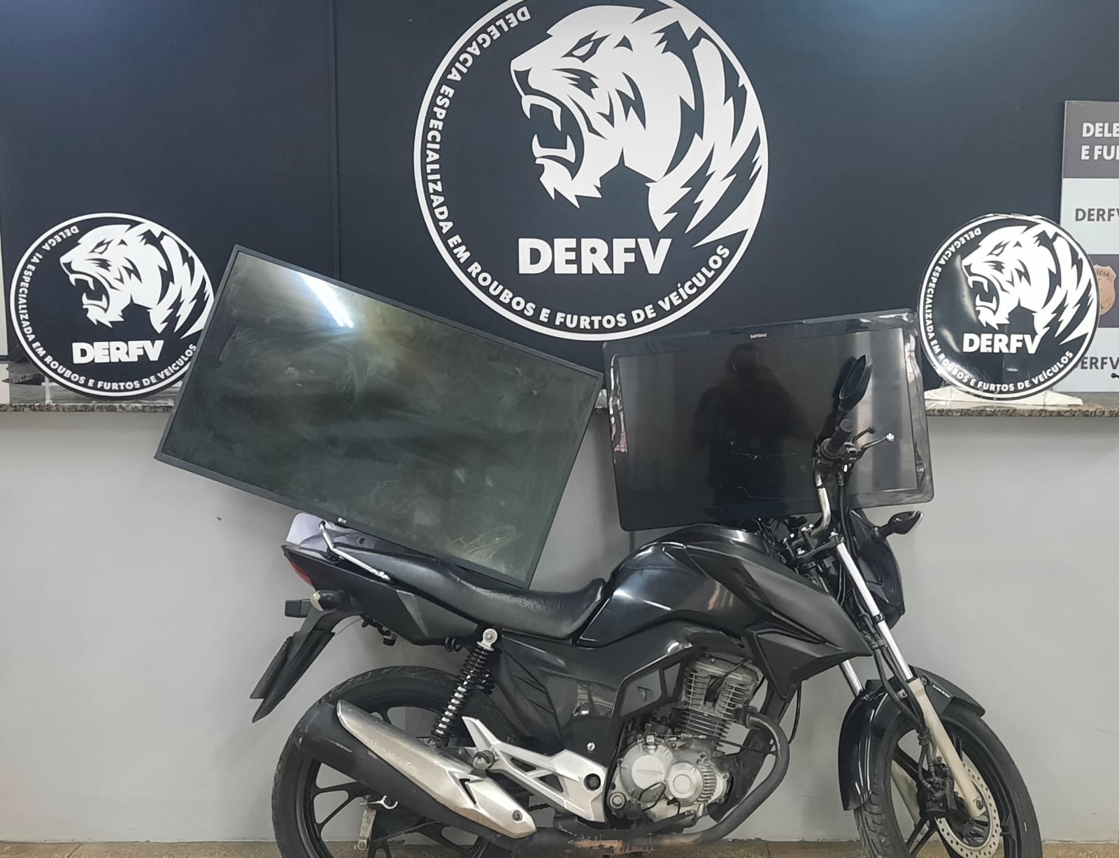 dupla presa em manaus com veículo adulterado e objetos furtados