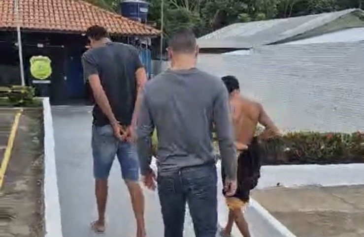 imagem da dupla presa por furtos em comércios de Guajará