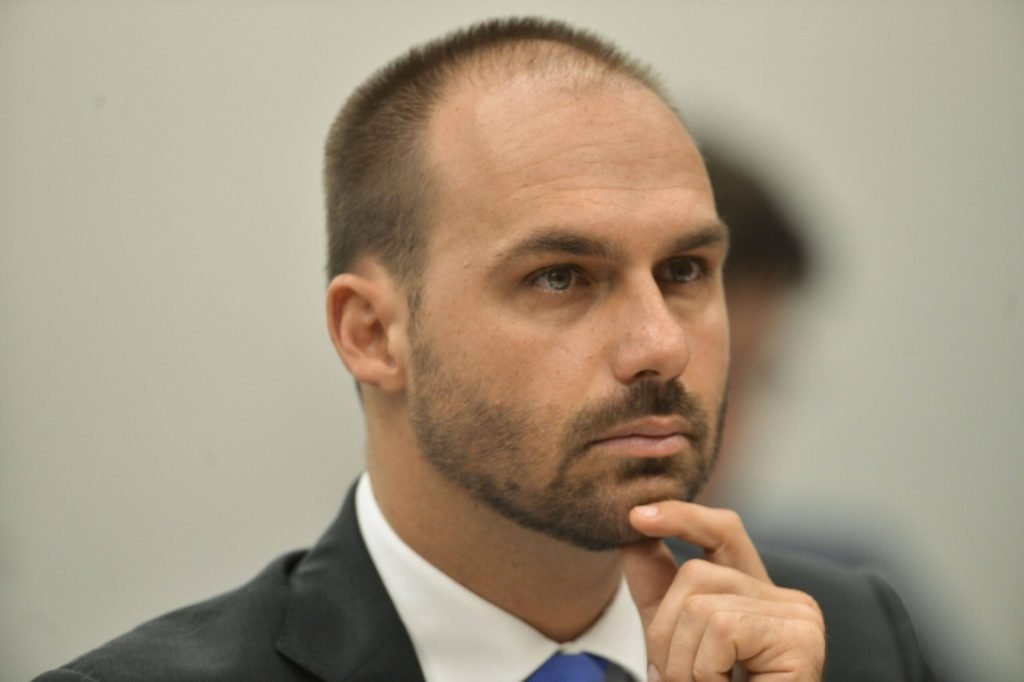 Eduardo Bolsonaro durante entrevista sobre o filme Dark Horse e sua vida nos EUA