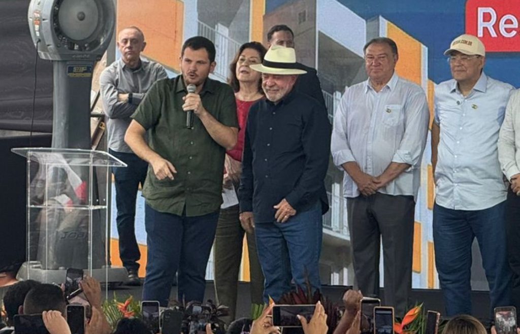 Cerimônia de entrega de unidades habitacionais em Manaus