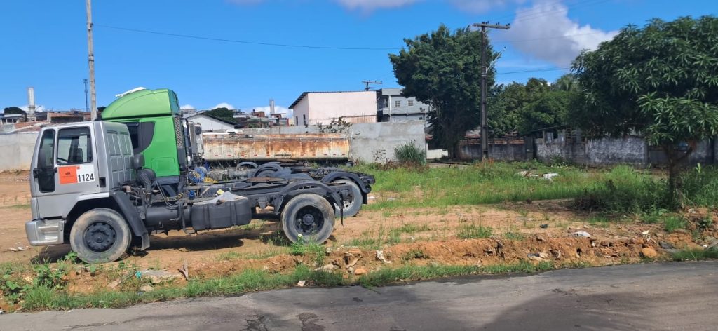 imagem de carretas em área pública em Manaus